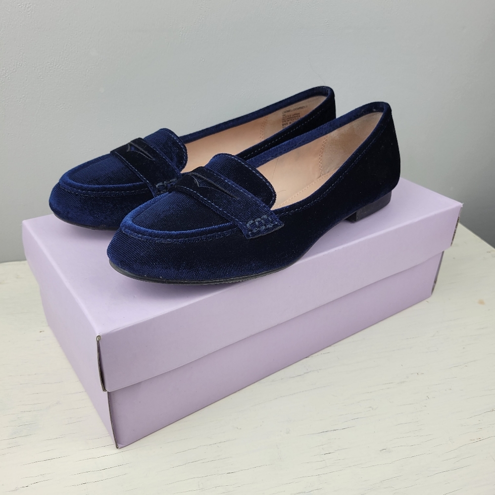 Madden Girl Blue Velvet Loafers Size 6 New in a box